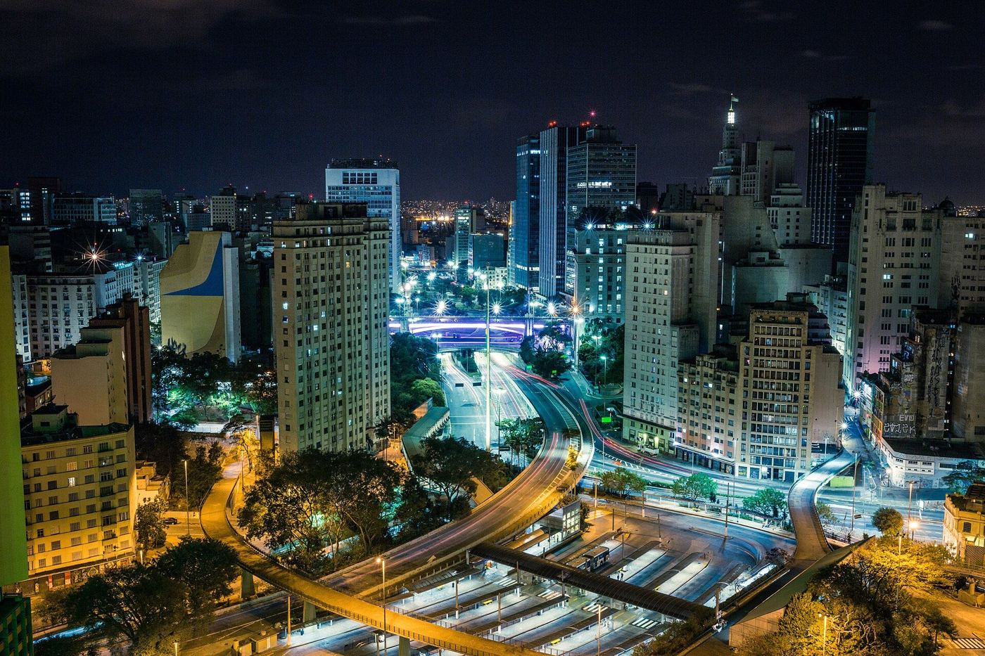 Tránsito de una ciudad de noche