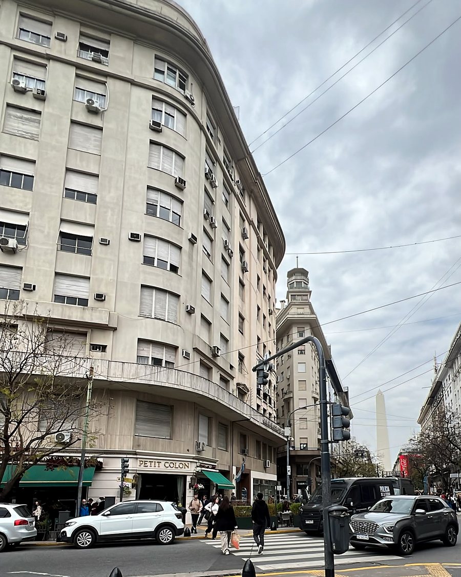 Edificio Libertad sobre Diagonal Norte, con el Obelisco al fondo